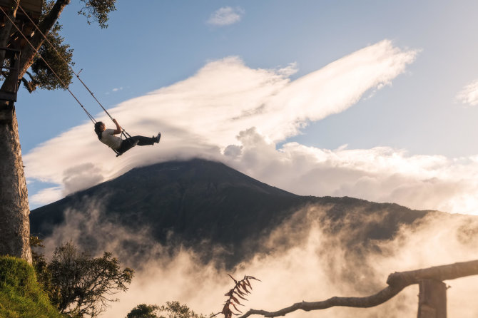 Vida Press nuotr./Ekvadoro Andų kalnuose esančios „pasaulio krašto“ sūpynės greta namelio medyje