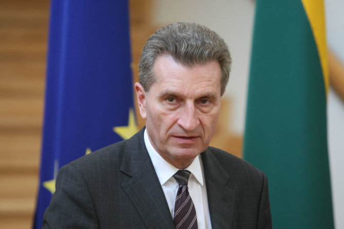 Juliaus Kalinsko / 15min nuotr./Europos Komisijos energetikos komisaras Giuntheris Oettingeris