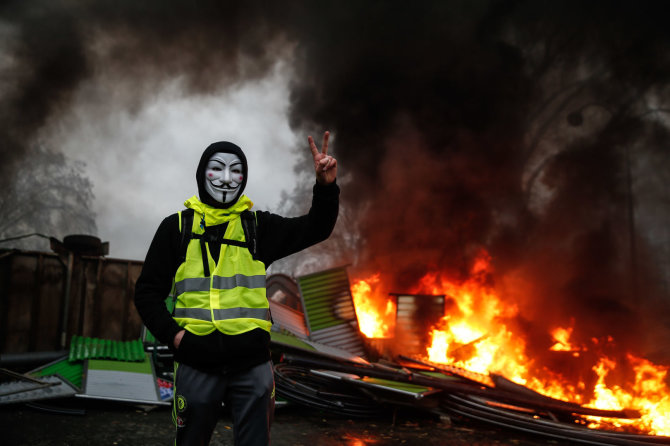 AFP/„Scanpix“ nuotr./„Geltonųjų liemenių“ protestai prieš E.Macroną peraugo į susirėmimus