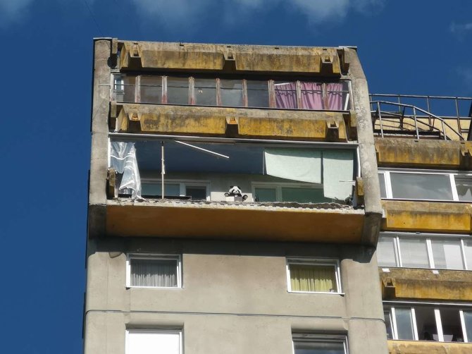 Vytenio Miškinio / 15min nuotr./Vilniaus Lazdynų rajone nulūžo daugiabučio balkonas