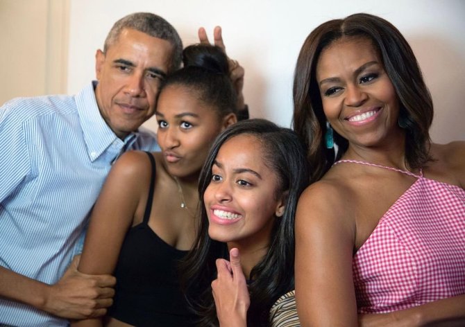 Asmeninio albumo nuotr./Michelle ir Barackas Obamos su dukromis Sasha ir Malia