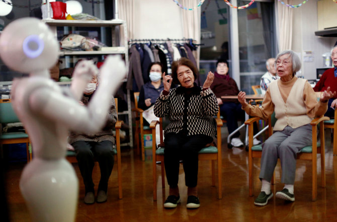 „Reuters“/„Scanpix“ nuotr./Senstančioje Japonijoje senelių priežiūrai pasitelkiami robotai