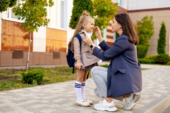 Shutterstock nuotr./Mama palydi dukrytę į mokyklą