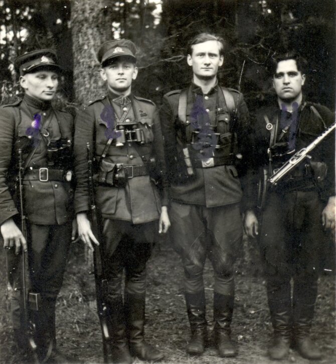 LGGRTC Okupacijų ir laisvės kovų muziejaus nuotr./Dainavos apygardos partizanų vadovybė su Kazimieraičio rinktinės partizanais. Lietuva, 1948 m. Iš kairės stovi: būrio vadas Pranas Ivanauskas-Bevardis, apygardos vadas Adolfas Ramanauskas-Vanagas, apygardos vado adjutantas Lionginas Baliukevičius-Dzūkas ir Stasys Klimašauskas-Genys