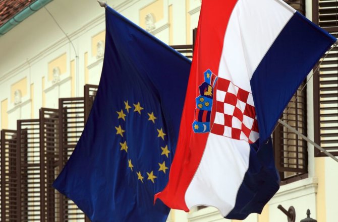 „Reuters“/„Scanpix“ nuotr./ES ir Kroatijos vėliavos