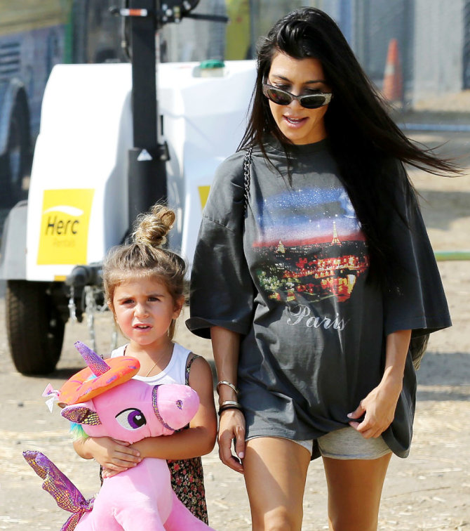 Vida Press nuotr./Kourtney Kardashian su dukra Penelope Scotland