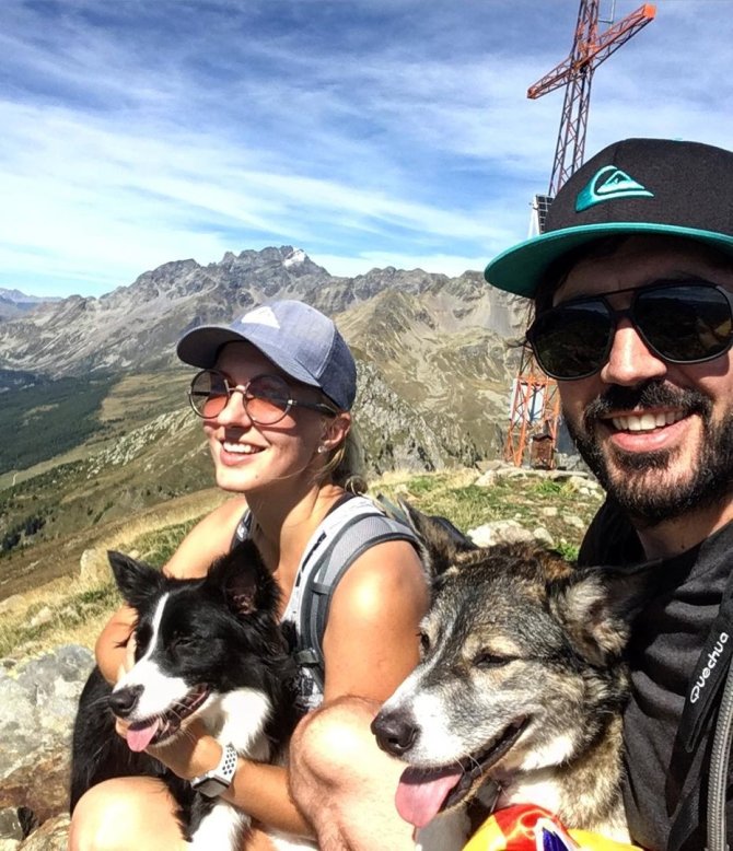 Asmeninio archyvo nuotr./Mingailė ir Albertas kalnuose su savo šunimis