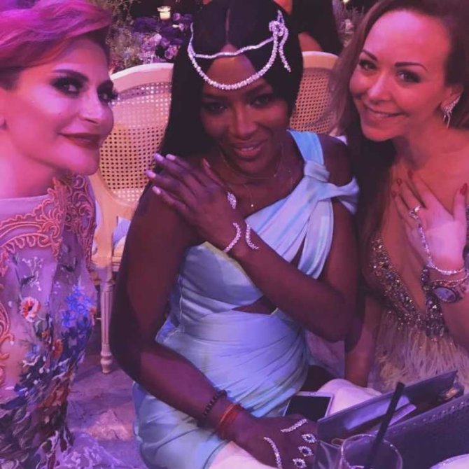 „Instagram“ nuotr./Naomi Campbell ir dizainerė Tamara Ralph (dešinėje)