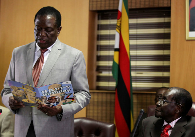 „Reuters“/„Scanpix“ nuotr./Emmersonas Mnangagwa ir Robertas Mugabe