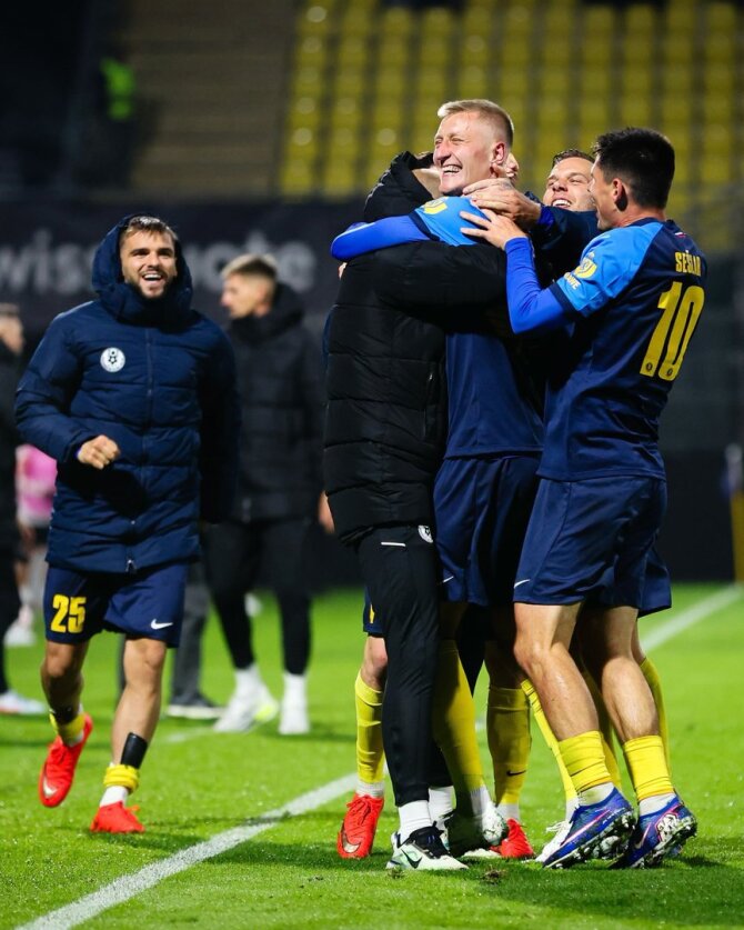 „Celje“ klubo nuotr./Komandos draugai sveikina Armandą Kučį su įvarčiu