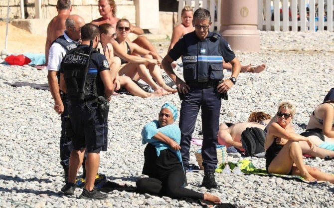 „Twitter“ nuotr./Policininkai apsupo burkinį apsirengusią moterį