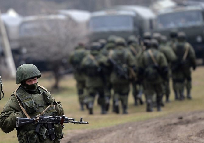 AFP/„Scanpix“ nuotr./Rusijos kariai prie karinės bazės Perevalnoje, Kryme