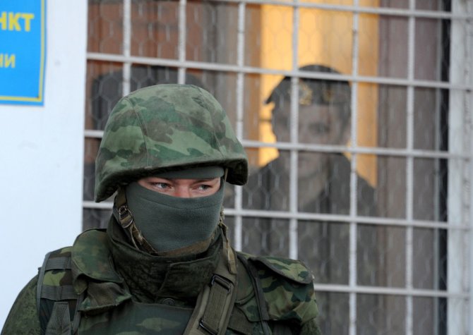 AFP/„Scanpix“ nuotr./Rusijos diversantai Kryme tapo įrodymu, kad Maskva įgyvendinahibridinio karo strategiją.