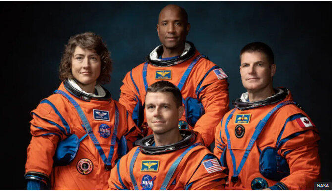 NASA nuotr./„Artemis II“ įgula: kairėje Christina Koch, gale Victor Glover (pilotas), priekyje Reid Wiseman, dešinėje Jeremy Hansen