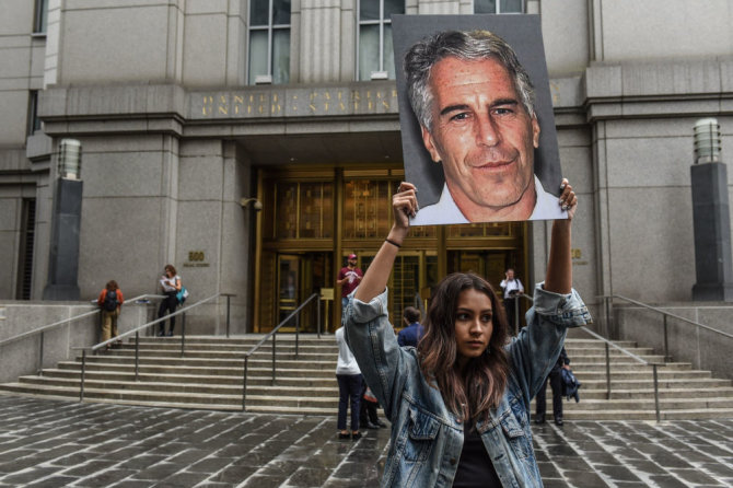 AFP/„Scanpix“ nuotr./Mergina, laikanti nuotrauką su Jeffrey Epsteino atvaizdu