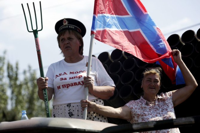 AFP/„Scanpix“ nuotr./Rusiją ir teroristus palaikančios Donbaso gyventojos