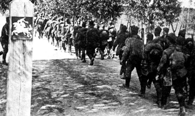 Leidyklos „Briedis“ nuotr./Sovietų kariai įžengia į Lietuvą