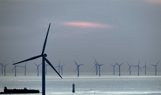 AFP/„Scanpix“ nuotr./Vėjo jėgainės jūroje