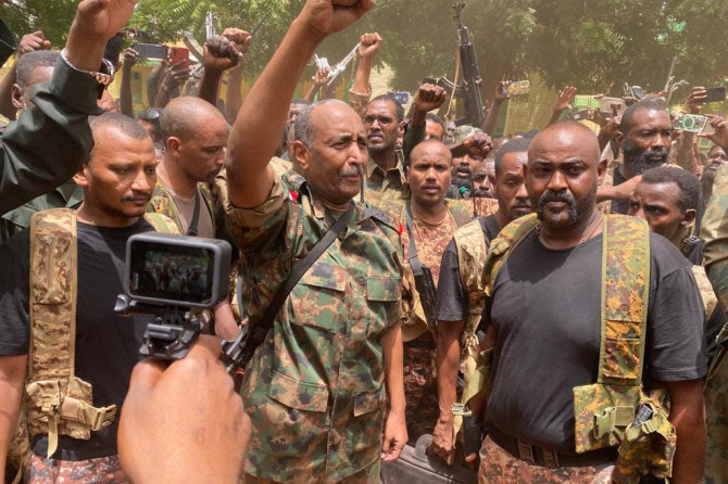 „AFP“/„Scanpix“/Sudano kariuomenės vadas Abdel Fattahas al Burhanas ir jo kariai