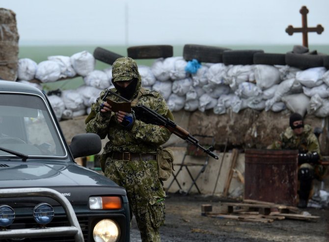 AFP/„Scanpix“ nuotr./Ginkluoti prorusiški separatistai Slovjanske
