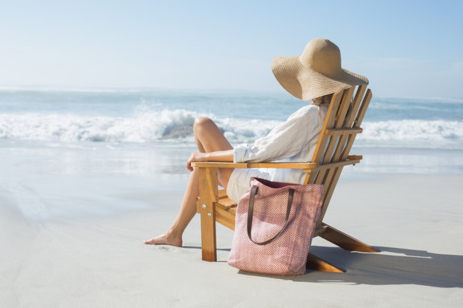 Shutterstock nuotr./Moteris paplūdimyje.