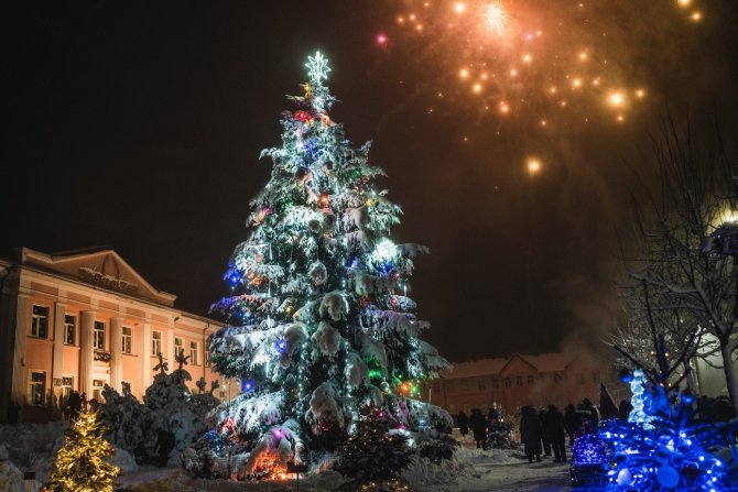 Karolinos Lasauskaitės nuotr./Skaudvilėje įžiebta Kalėdų eglė