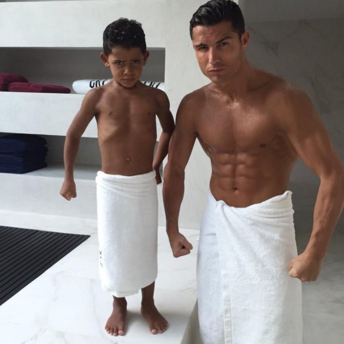 „Instagram“ nuotr./Cristiano Ronaldo su sūnumi Cristiano jaunesniuoju