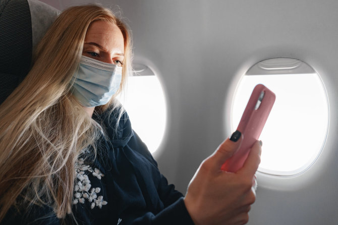 123RF.com nuotr./Norint apsaugoti kitus keleivius, rekomenduojama skrydžio metu dėvėti medicininę kaukę