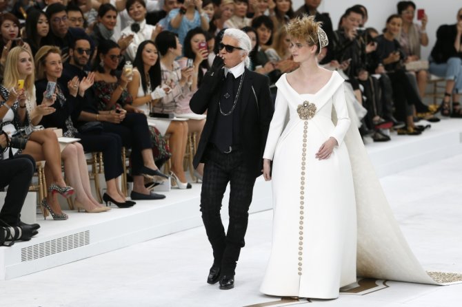 AFP/„Scanpix“ nuotr./Karlas Lagerfeldas ir Ashleigh Good „Chanel“ kolekcijos pristatyme