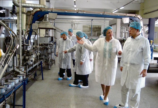 Mildos Jonkienės nuotr./Kinų delegacija lankėsi „Marijampolės pieno konservuose“, kur stebėjo visą gamybos procesą.