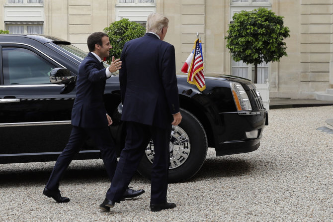 „Scanpix“/AP nuotr./D.Trumpas pavėžėjo E.Macroną savo limuzinu „Beast“