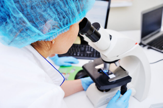 Shutterstock nuotr./Laboratorijoje tiriamas ėminys