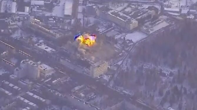Kadras iš vaizdo įrašo/Ukrainos kariuomenė išplatino įrašą, kuriame matyti, kaip raketos „Storm Shadow“ smogia gamyklai Brianske