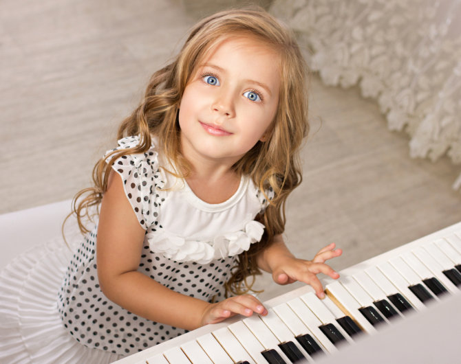 Shutterstock nuotr./Pianinu skambinanti mergaitė