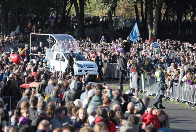Eriko Ovčarenko / 15min nuotr./Popiežius Pranciškus atvyko į Kauno Santakos parką
