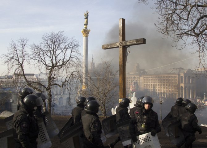 „Reuters“/„Scanpix“ nuotr./Dūmai virš Nepriklausomybės aikštės – Maidano – Kijeve