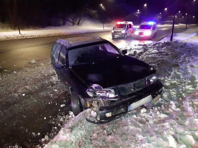 Kauno apskrities policijos nuotr./Kauno Šiaurės prospekte „VW Passat“ rėžėsi į stulpą