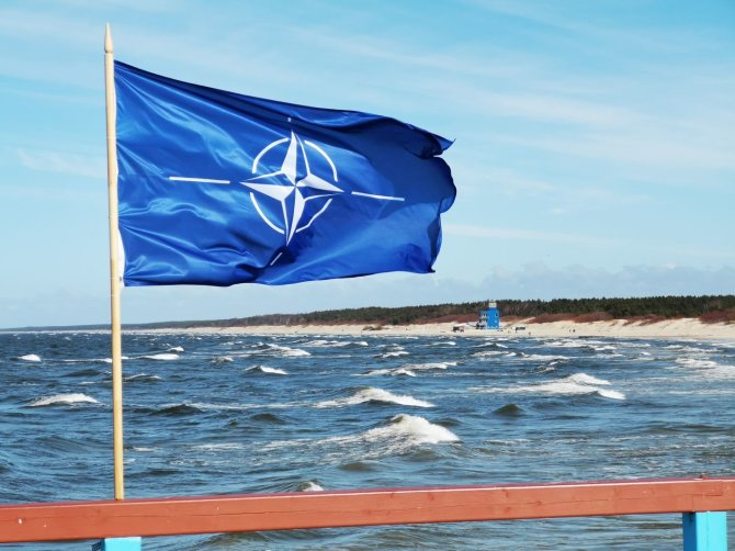 Žilvino Pekarsko / 15min nuotr./NATO vėliava ant Palangos tilto