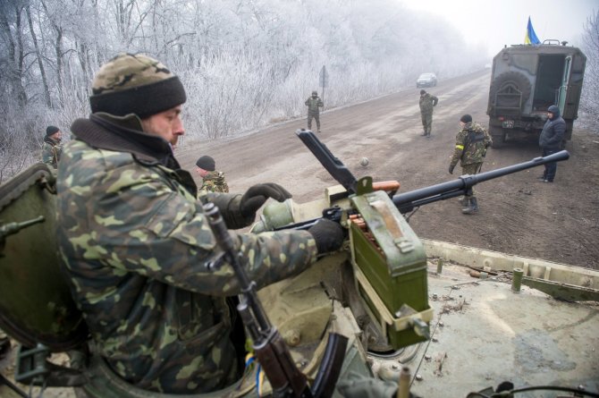 AFP/„Scanpix“ nuotr./Ukrainos kariai netoli Debalcevės, 2015 m.