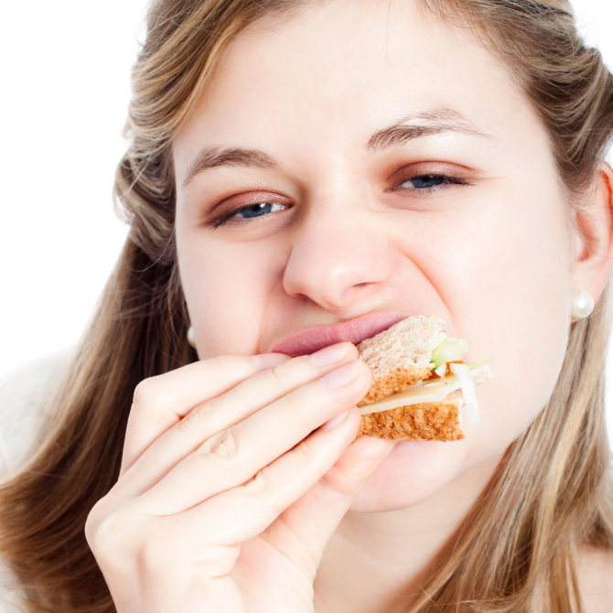 Vida Press nuotr./Moteris valgo sumuštinį
