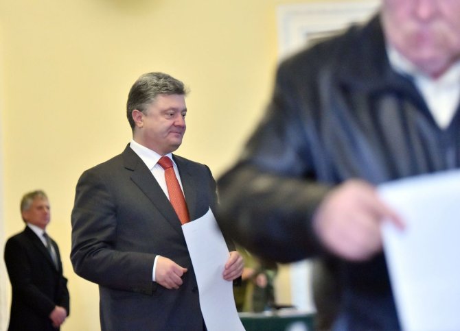 AFP/„Scanpix“ nuotr./Ukrainos prezidentas P.Porošenka balsavo rinkimuose.