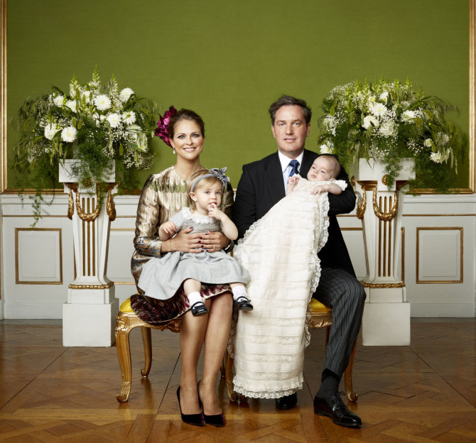 Mattias Edwall nuotr./Švedijos princesė Madeleine ir Christopheris O'Neillas su vaikais – dukra Leonore ir sūnumi Nicolu per jo krikštynas