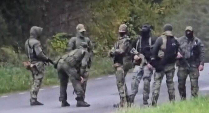 Kadras iš vaizdo įrašo /Estija skelbia uždarius sieną su Rusija: pasienyje pastebėti ginkluoti vyrai