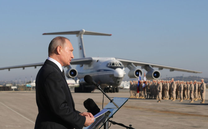 AFP/„Scanpix“ nuotr./Vladimiras Putinas Hmeimimo karinių oro pajėgų bazėje