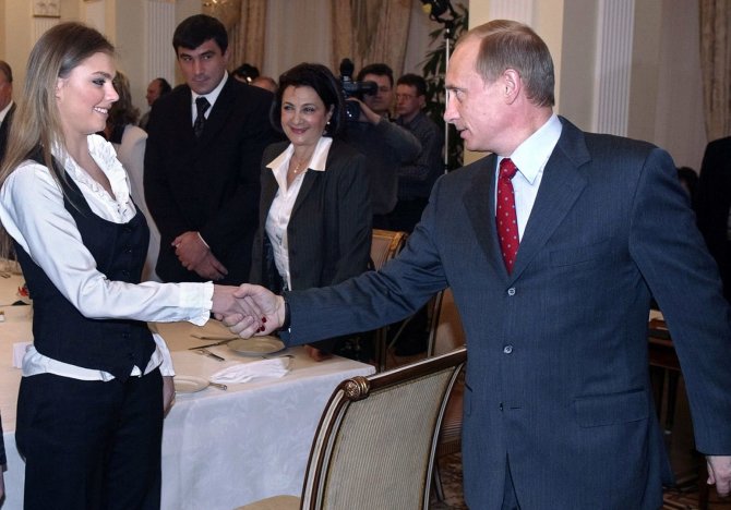 AFP/„Scanpix“ nuotr./Alina Kabajeva ir Vladimiras Putinas (2004 m.)