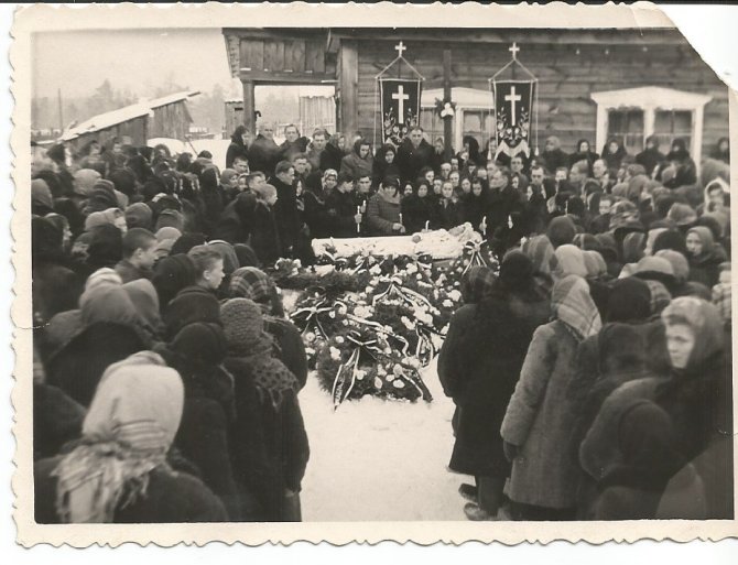 Vilijos Filipovičienės šeimos archyvo nuotr./Į laidotuves Sibire palydėti savo tautiečio susirinkdavo visi lietuviai.