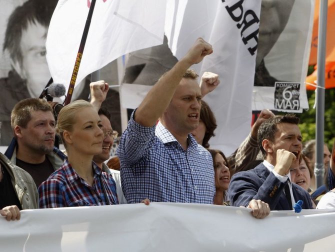 „Reuters“/„Scanpix“ nuotr./Rusijos opozicijos lyderis Aleksejus Navalnas (centre)