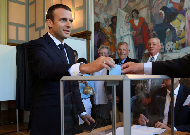 „Reuters“/„Scanpix“ nuotr./Emmanuelis Macronas balsuoja rinkimuose
