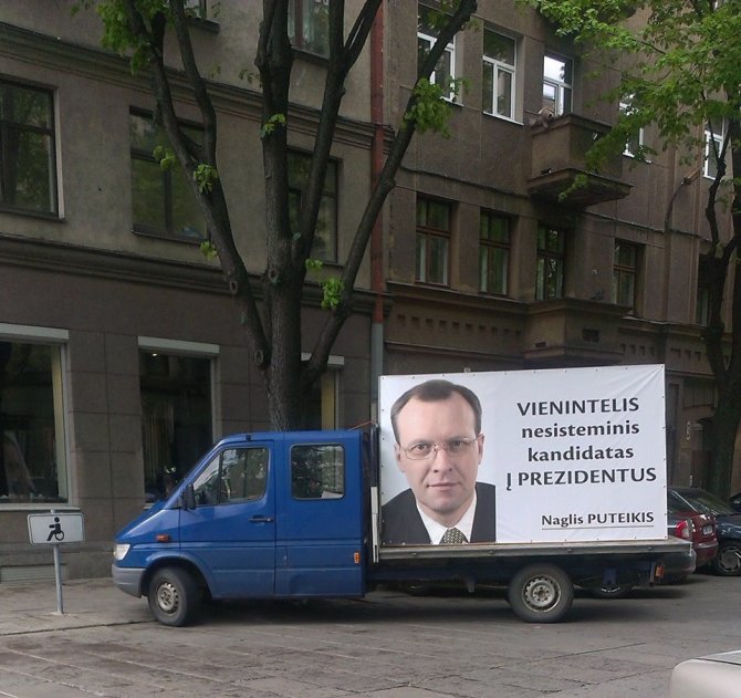 Skaitytojo Svajūno nuotr./Naglio Puteikio reklaminis automobilis neįgaliųjų vietoje