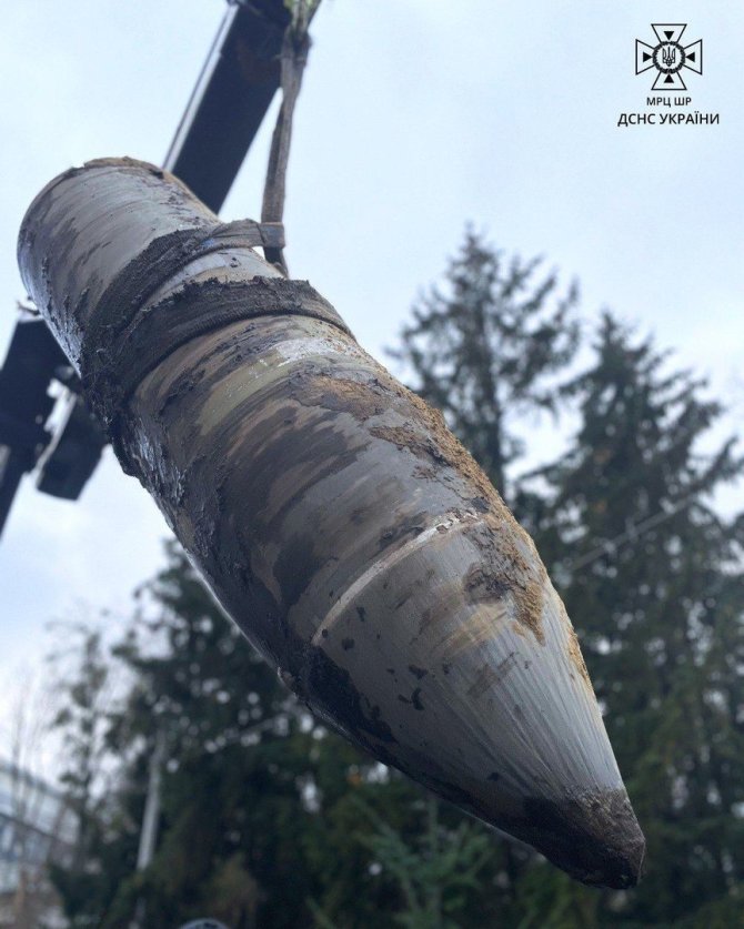 Ukrainos valstybinės nepaprastųjų situacijų tarnybos nuotr./Kyjive neutralizuota raketos „Kinžal“ kovinė galvutė
